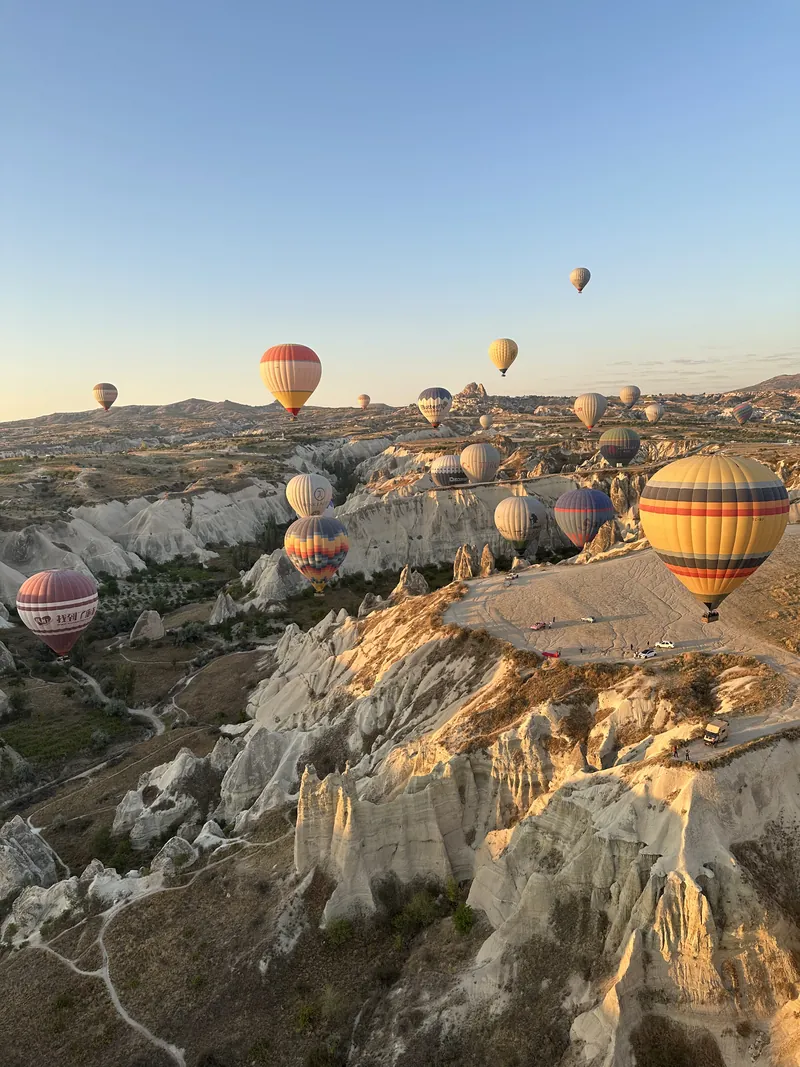 Globo aerostático volando sobre las formaciones rocosas del Valle del Amor, Capadocia