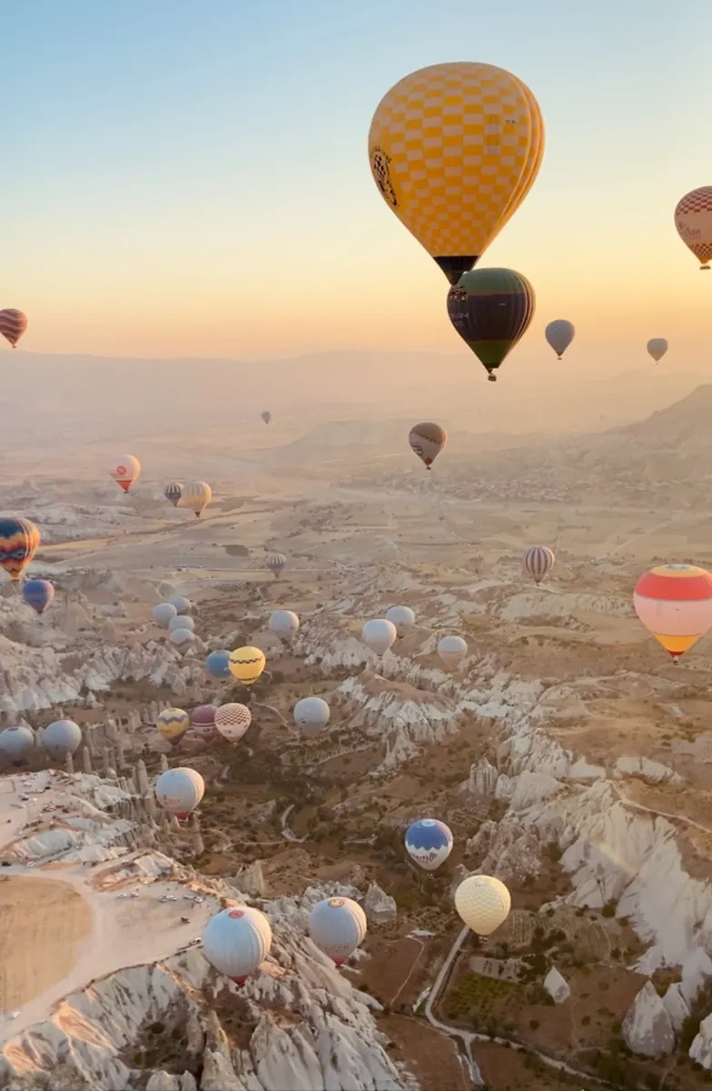 Vista aérea panorámica de los globos aerostáticos volando sobre el Valle del Amor, Capadocia