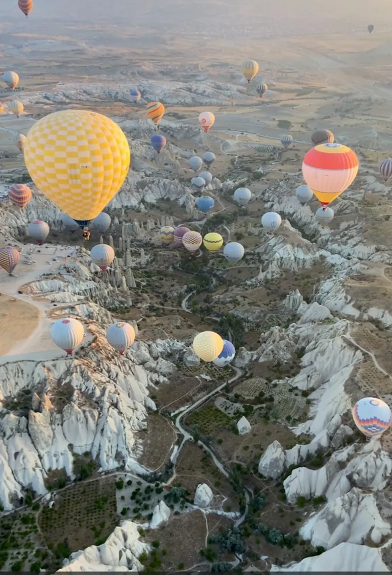 Vista aérea panorámica de los globos aerostáticos sobre el Valle del Amor en Capadocia